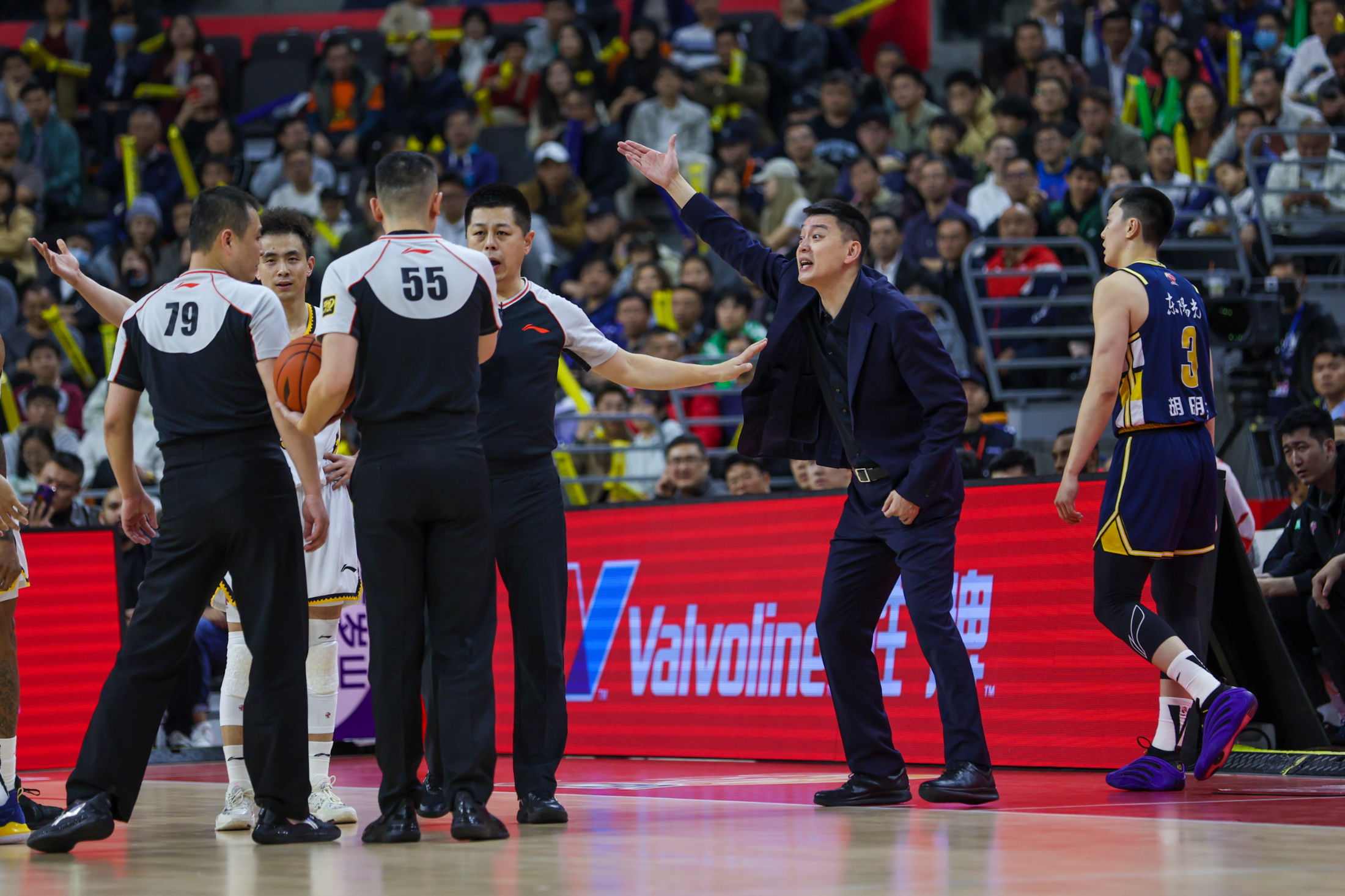 关于清晨CBA季后赛焦点战，布鲁克林篮网临场应变，媒体盛赞，纪律约束更严格的信息